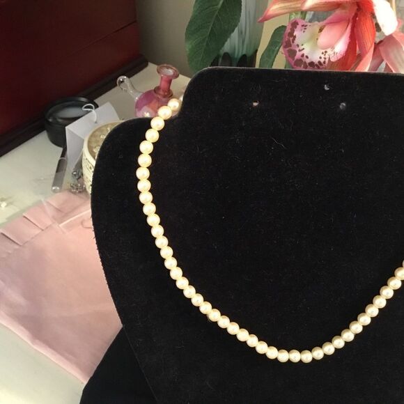 Cream Colored Faux Pearl Necklace - Picture 6 of 6
